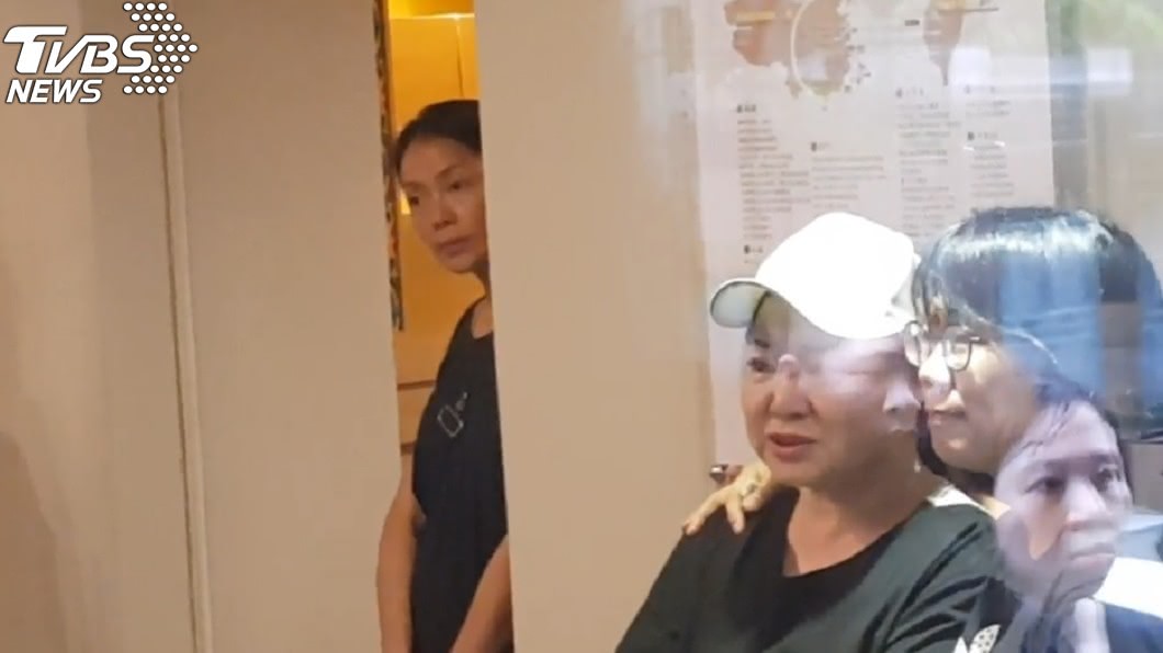 曾和賀一航在《酸甜之味》中演出夫妻的藝人柯淑勤(圖左)特地到靈堂致意。(圖／TVBS)