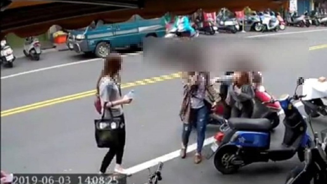 機車色狼伸脖試圖強吻 3女嚇到驚慌失措