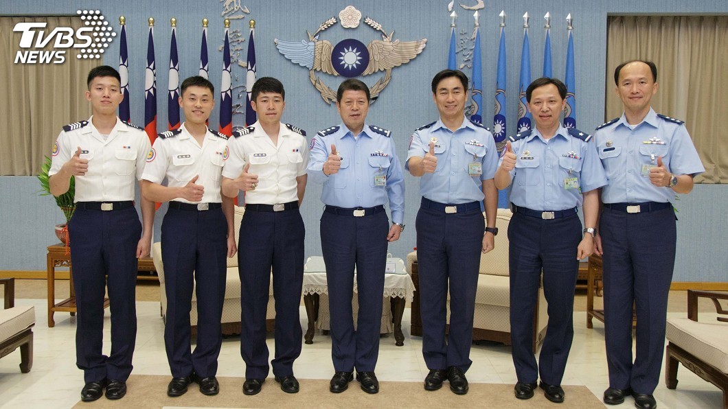 劉欣學畢典揮國旗讓世界看見台灣 空軍司令接見