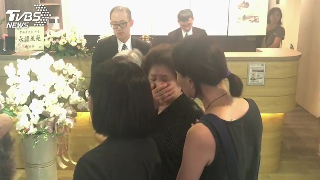 強忍喪子悲痛！賀一航媽媽現身靈堂　堅強回應旁人不捨
