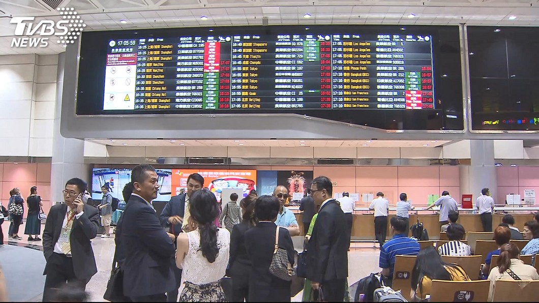 陸航張家界延飛9小時　台客拍桌怒飆地勤