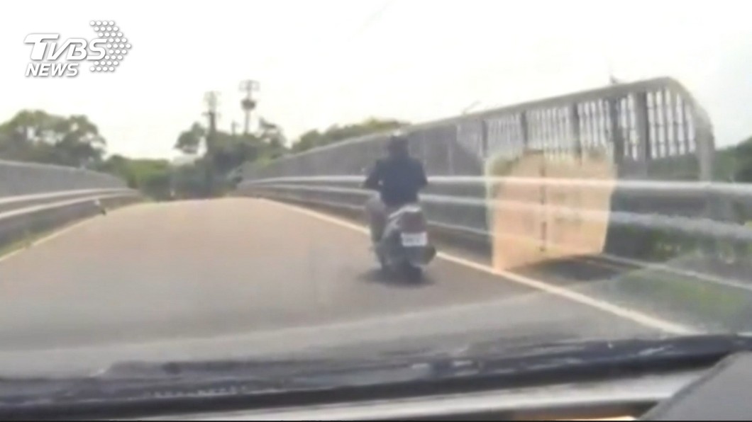 騎車遭攔查加速逃! 23歲移工自撞橋墩亡