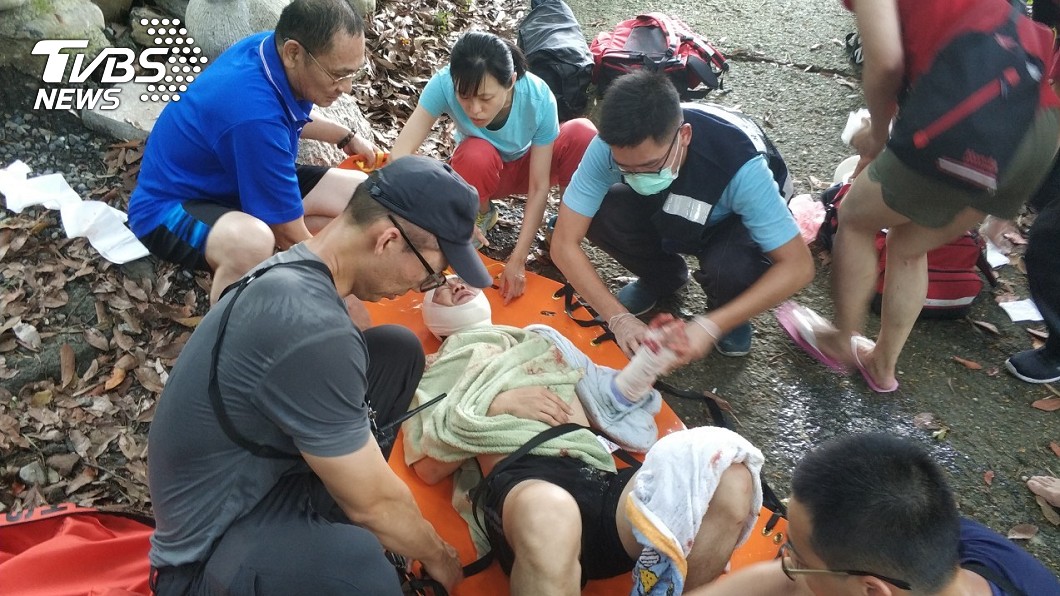 潑猴挑釁?男戲水遭石擊中 血染滿水池