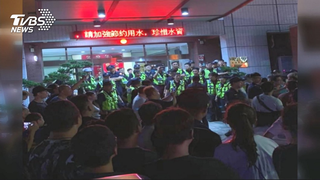 疑遶境爆口角躲追打　誤會民眾包圍警所