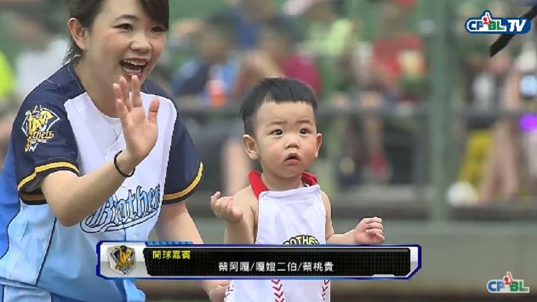 超萌星二代開球 韓團偶像背兒登投手丘