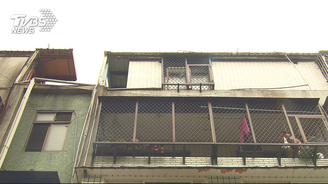 凌晨屋外有怪聲 住戶查看卻撞見持刀男