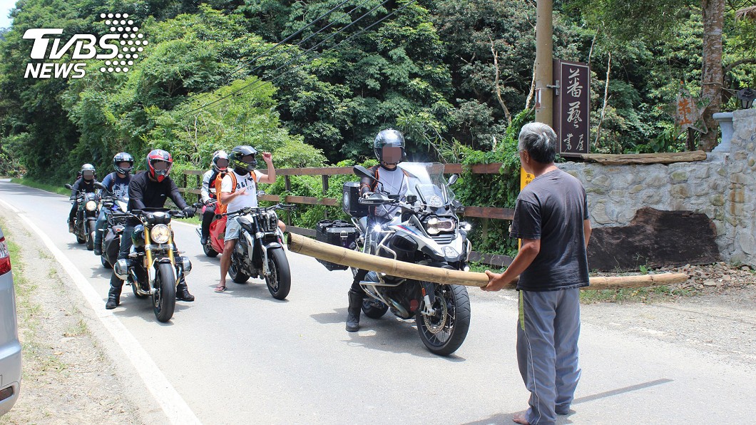 重機周周狂飆噪音驚人! 牡丹鄉民受不了持長棍攔車