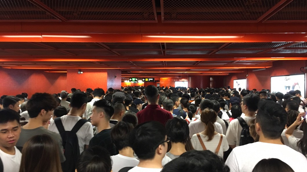 港鐵擠滿參加「反送中」遊行人潮　圖／作者提供