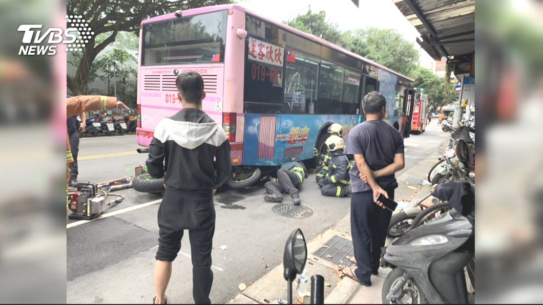 煞車不及「鑽」公車底盤 幸運騎士僅受擦傷