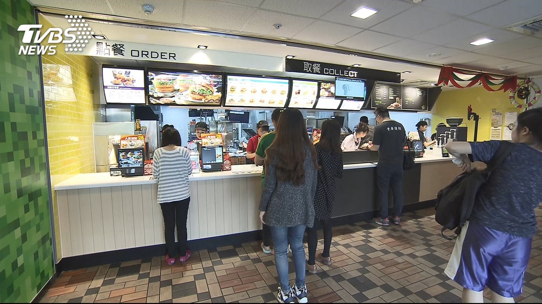 點餐遲遲等不到叫號　醉奧客怒摑女店員7巴掌：我心情差