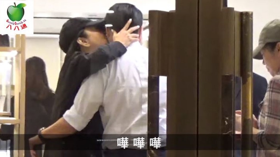 林青霞當街吻型男臉頰 手牽手逛珠寶店