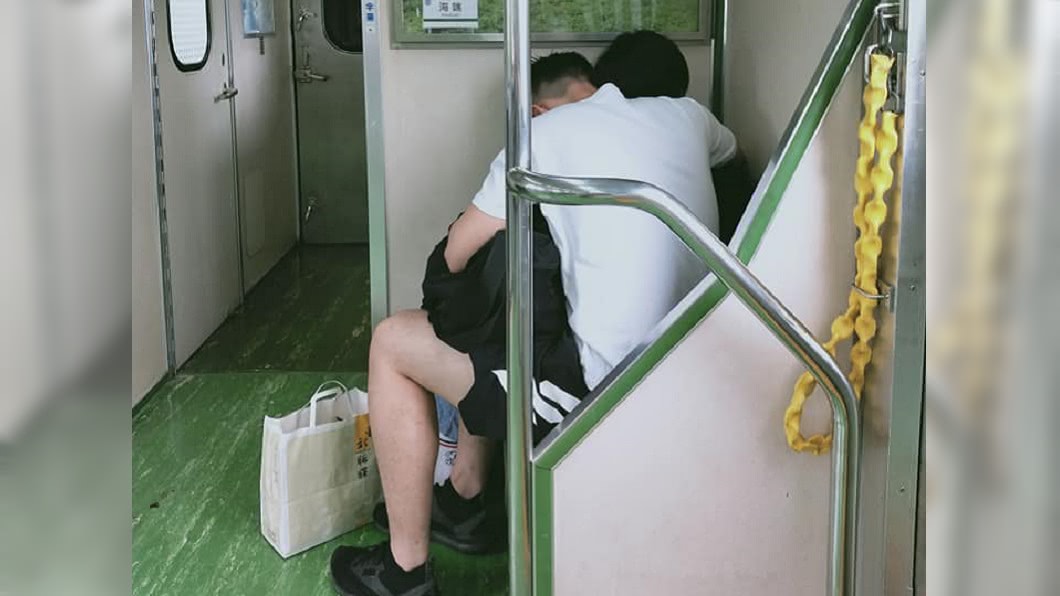 傻眼!情侶火車上忘情蠕動 下車後椅墊「一片濕答答」