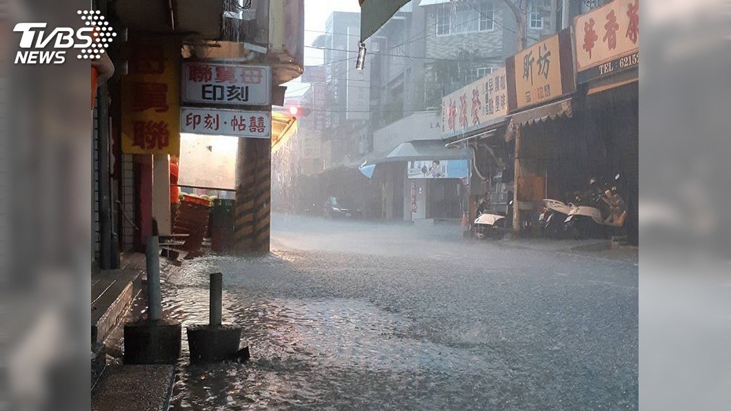 北高雄驟雨　岡山嘉興積水逾30公分如汪洋