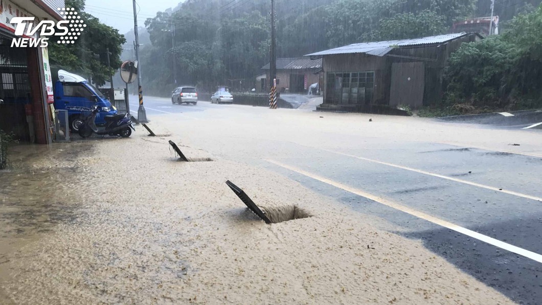 梅雨鋒面降大雷雨 苗栗通霄見泥流倒樹