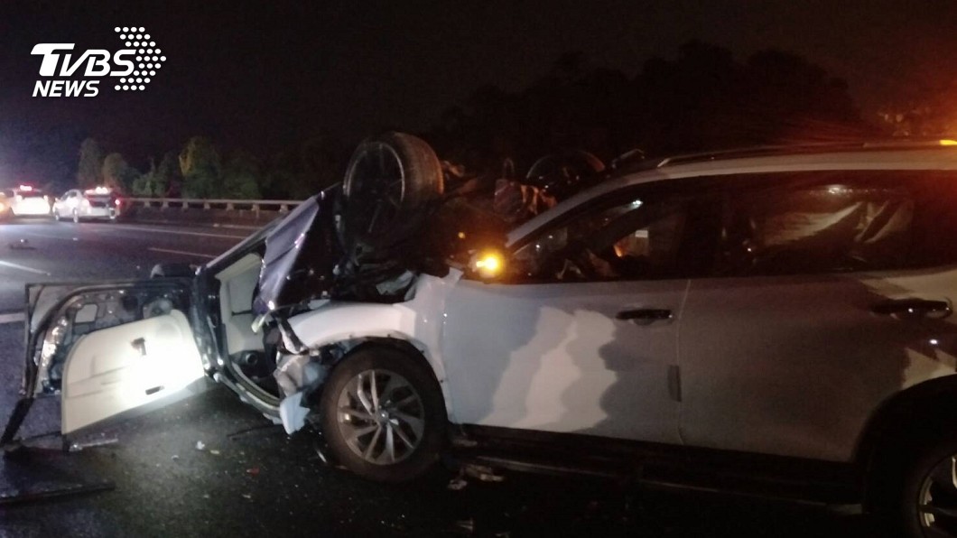 快訊／國三關廟3車連撞　1車翻覆5人輕傷送醫