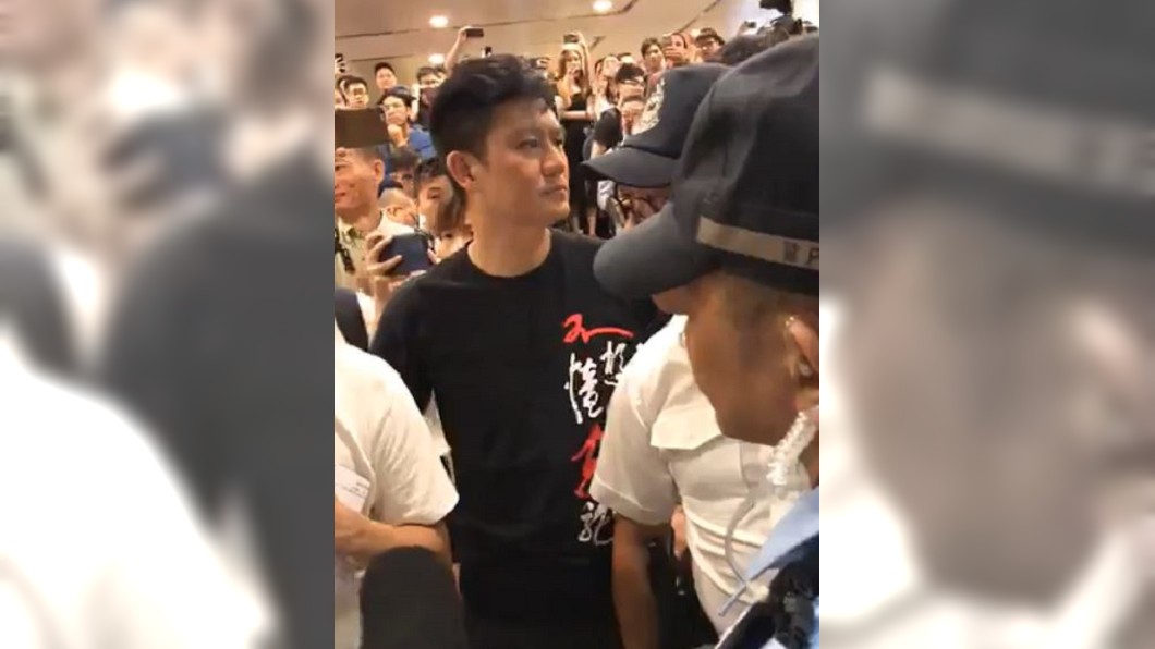 立法會外千人靜坐 議員怒搜身和警對峙