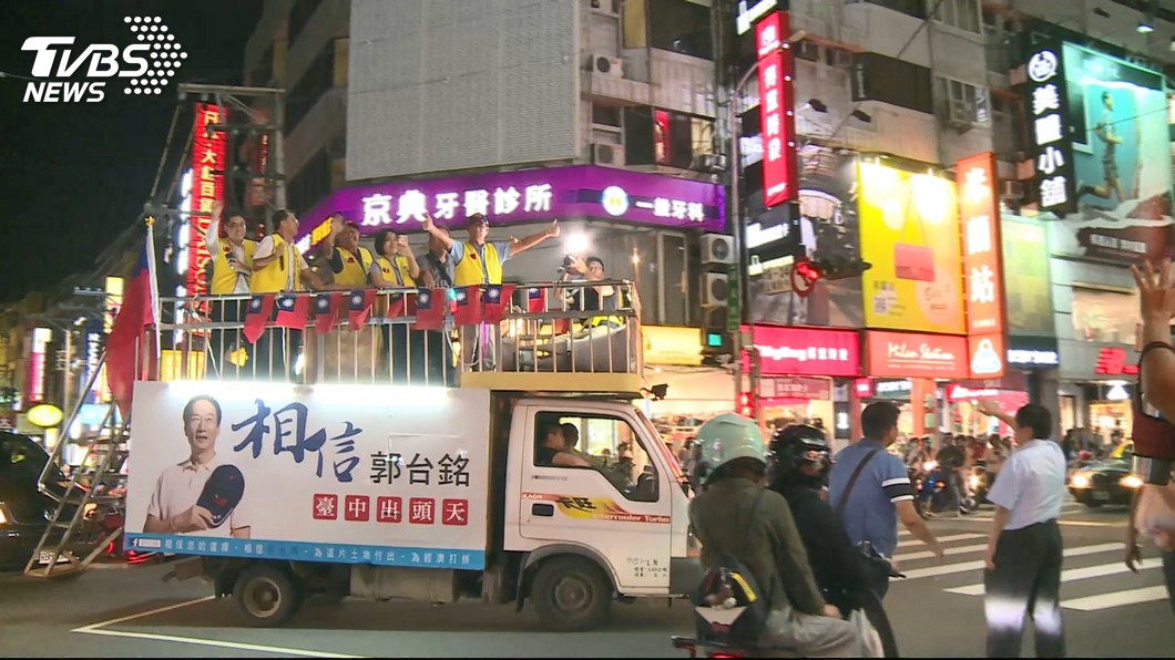 郭台銘昨前往逢甲夜市。圖/TVBS