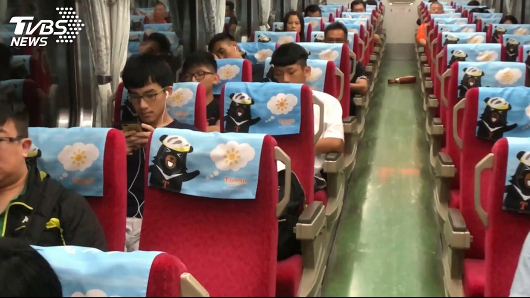 厚顏大媽搭火車沒買座票 硬擠站在位子前「臀部對臉」