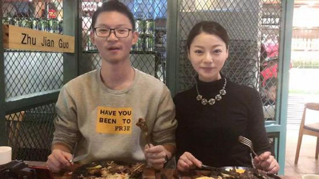 有網友肉搜到這對母子的資料,發現母親超年輕超漂亮。(圖/翻攝自陸網)