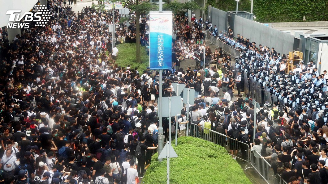 香港示威人潮持續增加 警方一度亮紅旗警告