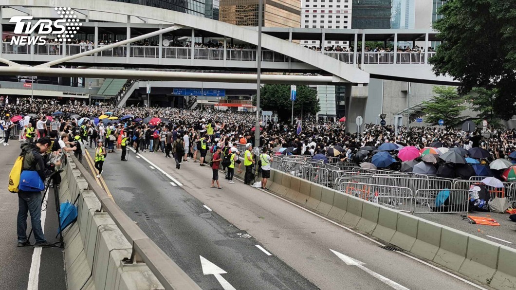 大規模抗議後 香港立法會延後逃犯條例二讀