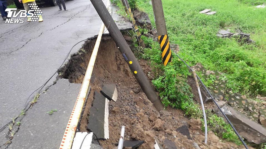 疑大雨掏空土石 苗40線出現長約30公尺裂縫