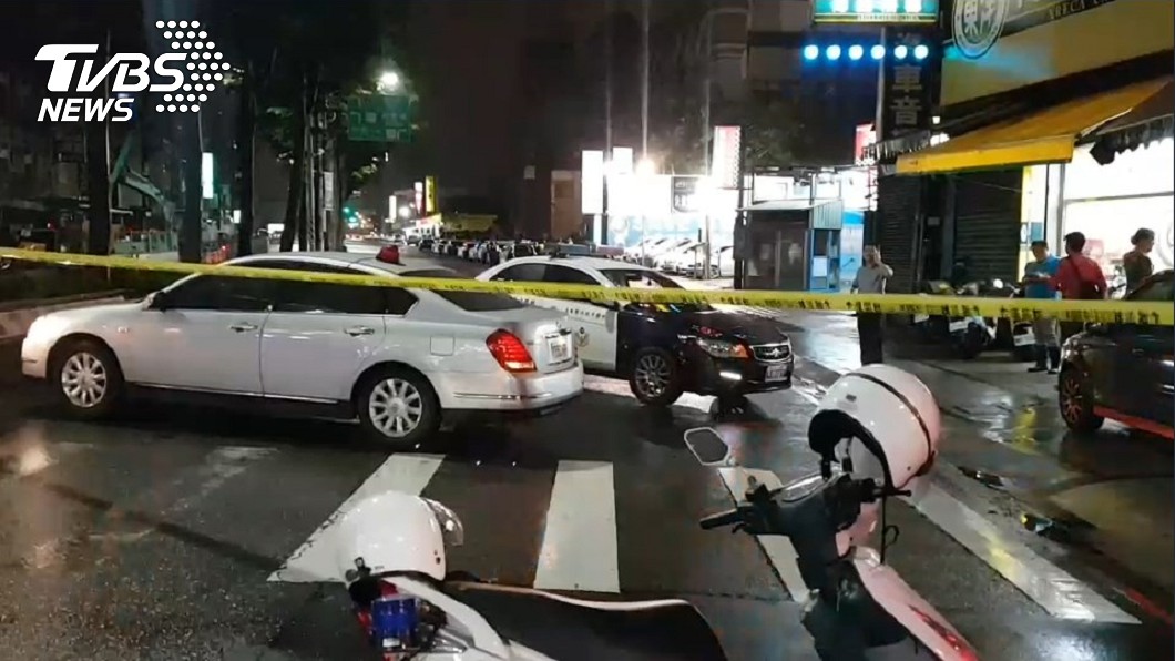 警方緊急封鎖現場,並準備攻堅。圖/TVBS