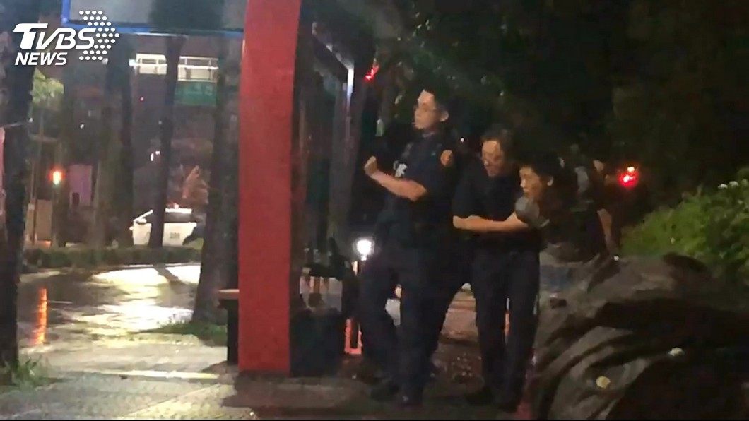 闖車行持槍挾持！歹徒棄械投降　9人質平安獲釋