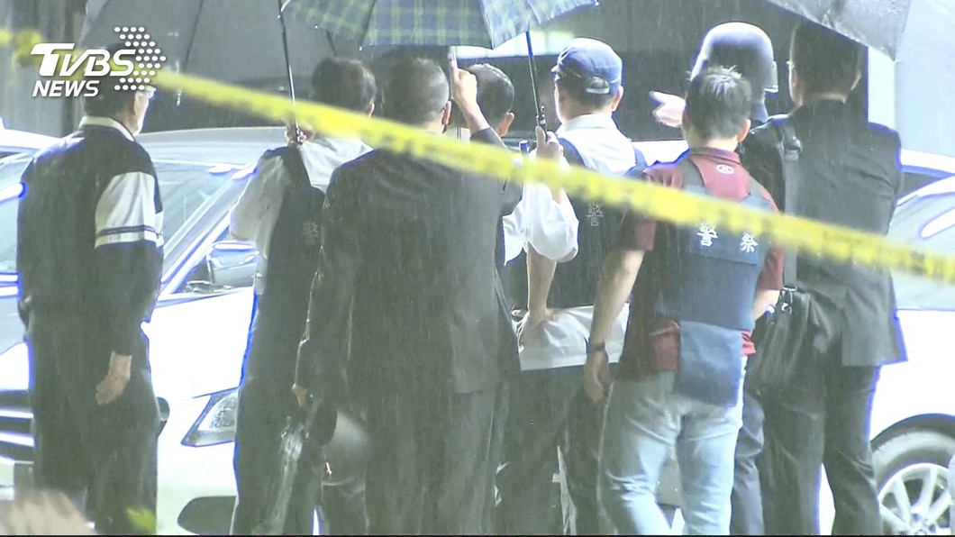 挾持案驚恐5小時　歹徒棄械投降9人獲釋