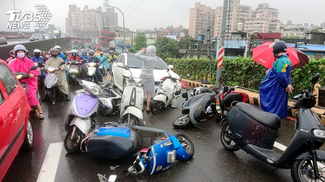 轎車誤踩油門撞10輛等紅燈機車 5傷者送醫治療