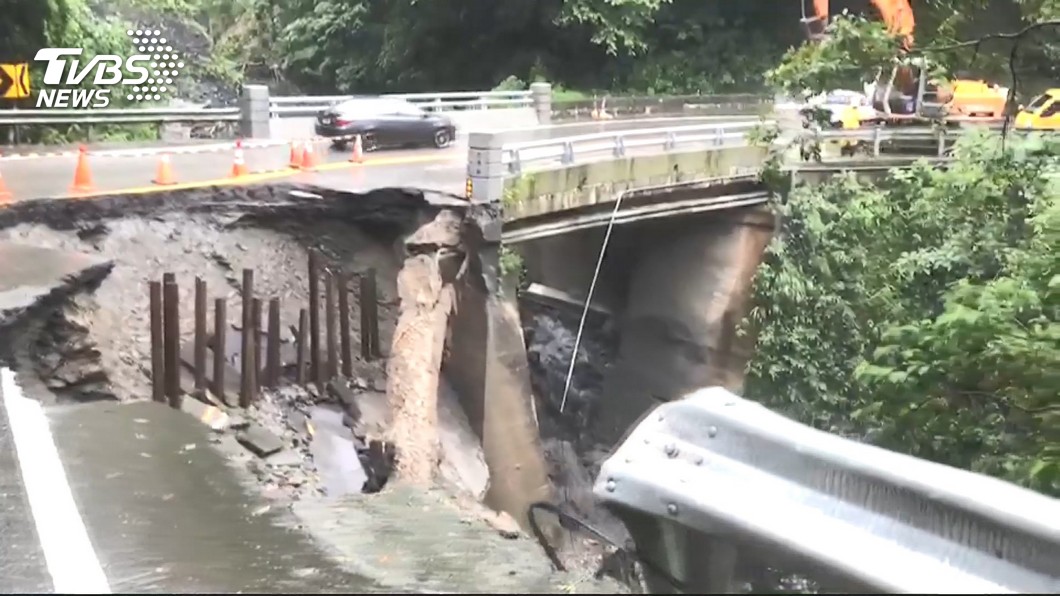 大雨掏空路基　埔霧公路忠勇橋路段單向通行