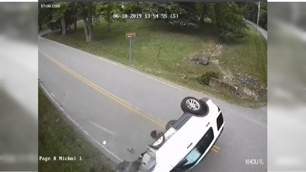 駕駛打噴嚏惹禍？　車失控翻覆還起火