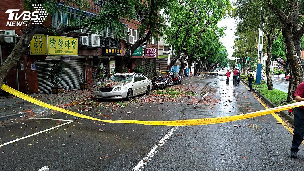 北市天母一大樓牆面突剝落 碎片砸損6輛汽機車