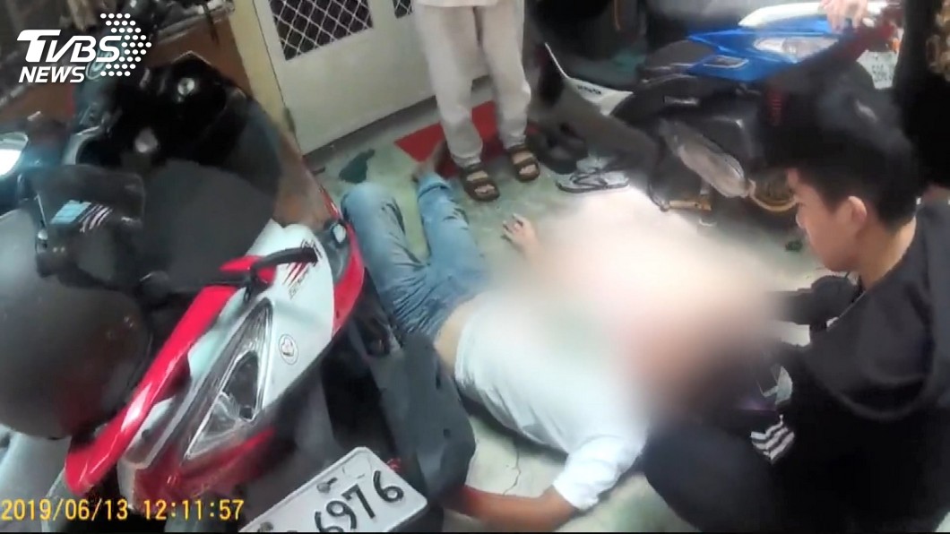 搶修漏水屋頂 男踩破採光罩摔落命危