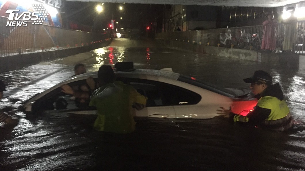 地下道積水封閉　男子駕車硬闖當場拋錨「漂浮」水上