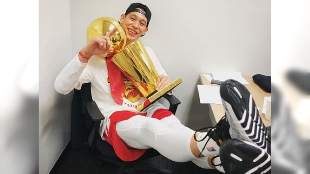 暴龍成軍24年NBA首冠　林書豪也捧冠軍盃
