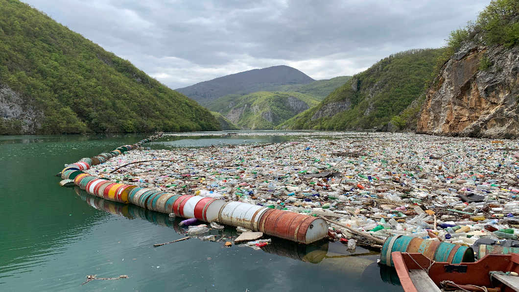澳洲研究:人類攝塑量 等同每周吃一張信用卡