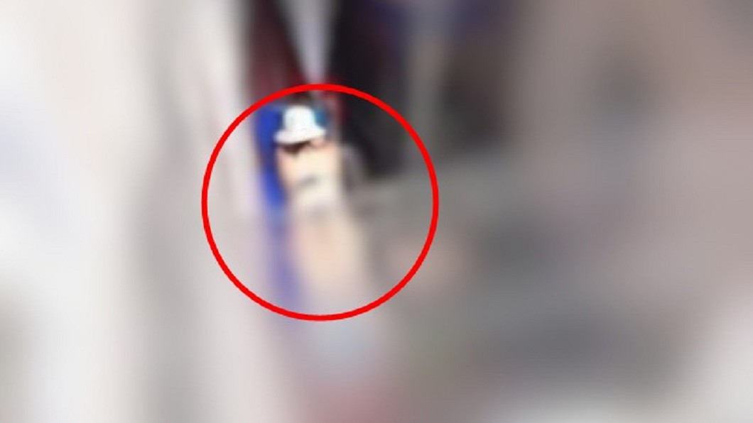 開窗透氣嚇壞！鄰居女竟穿「比基尼」趴遮雨棚曬太陽
