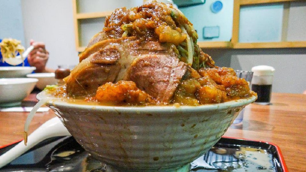弟弟快要被二一 拉麵店老闆「慶祝」:肉免費加倍