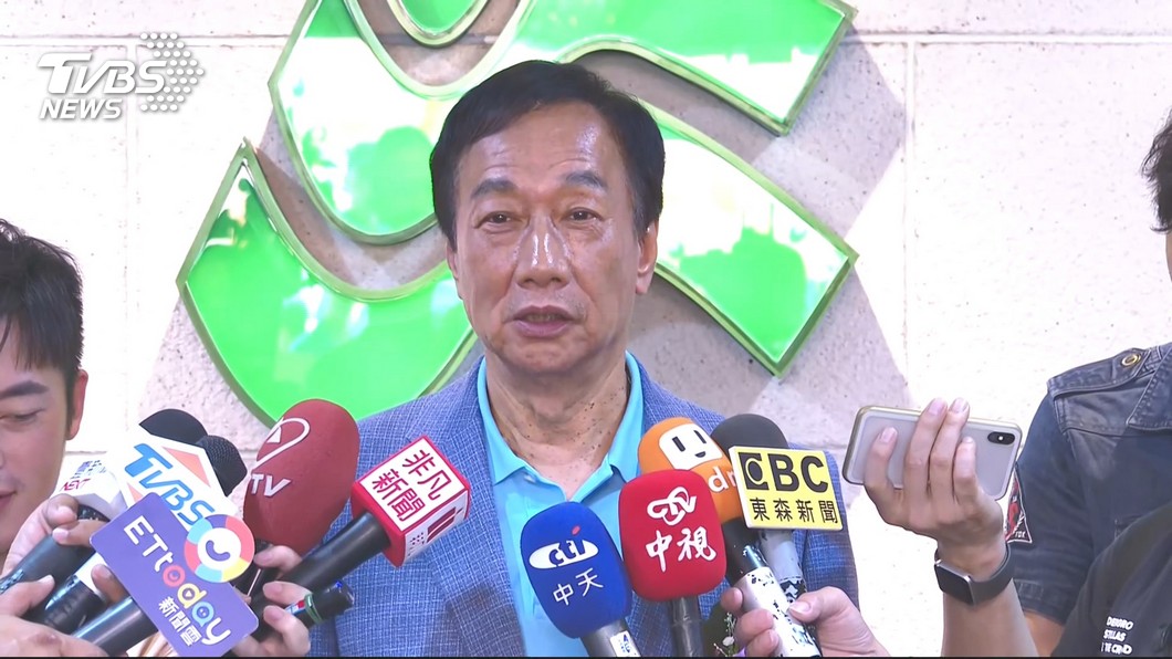郭台銘出席大專畢典 學生高喊「總統好」