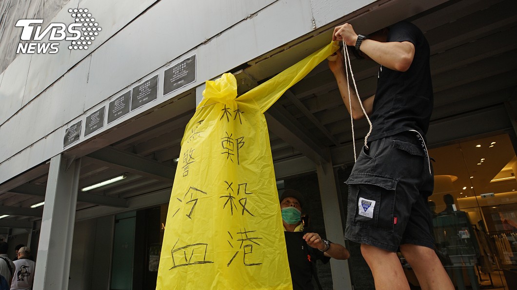 抗議逃犯條例墜樓亡 港民一人一花悼念黃衣男