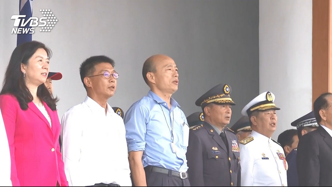 跟韓國瑜握手!中將「手插口袋」遭砲轟 這張照片曝真相