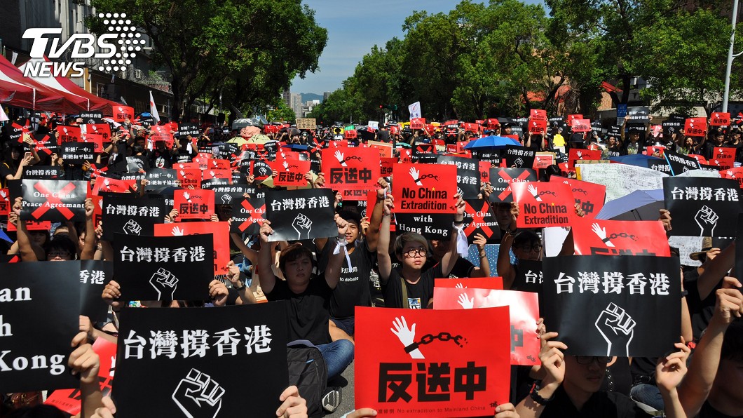 隔海撐香港 千人立院前反送中與一中和平協議
