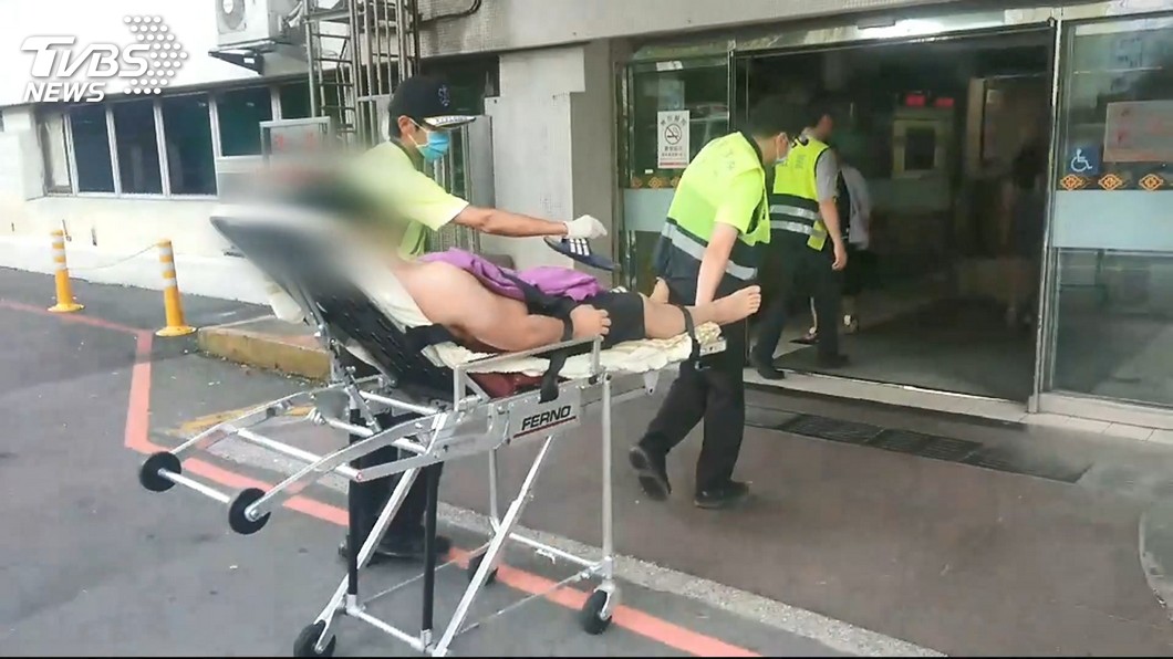 獨木舟翻覆男子落海腿部骨折　沙灘急救
