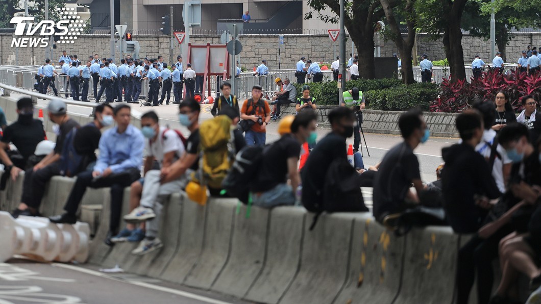 憂港警設陷阱 反送中示威者先撤離夏愨道