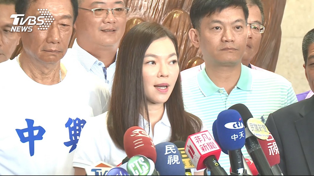 曾馨瑩緊牽郭台銘　3個「貼心小動作」展現支持決心