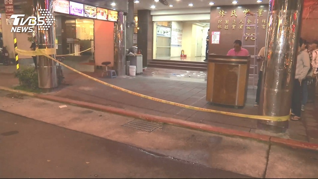 黃男不滿被攙扶有肢體接觸，竟掏槍射擊。（圖／TVBS資料畫面）