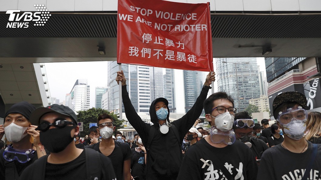 上千黑衣人包圍特首辦 要林鄭出來面對
