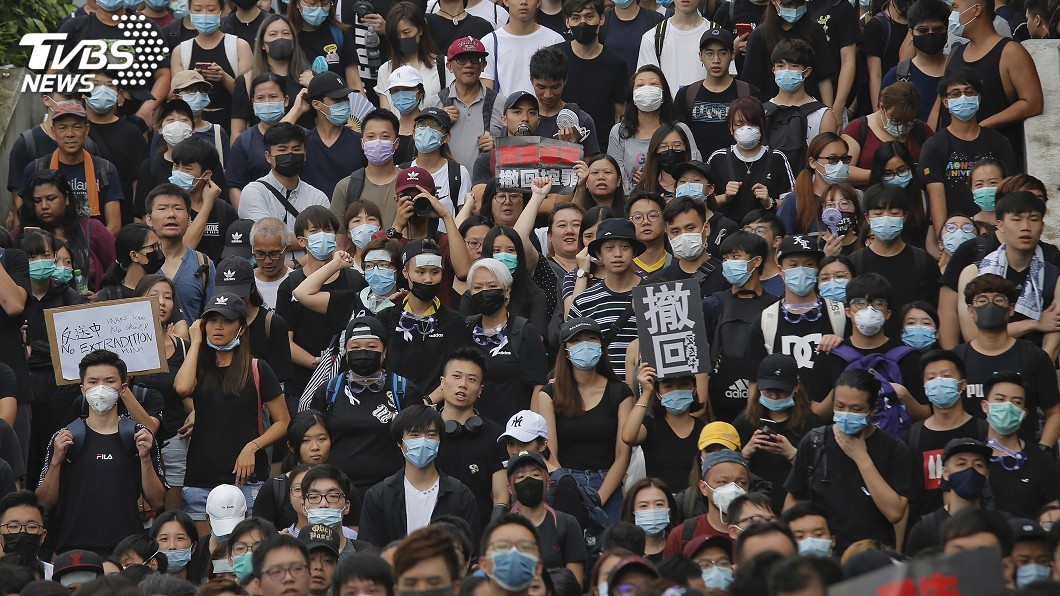 兩百萬黑衣人傾巢而出　逼港府撤回逃犯條例