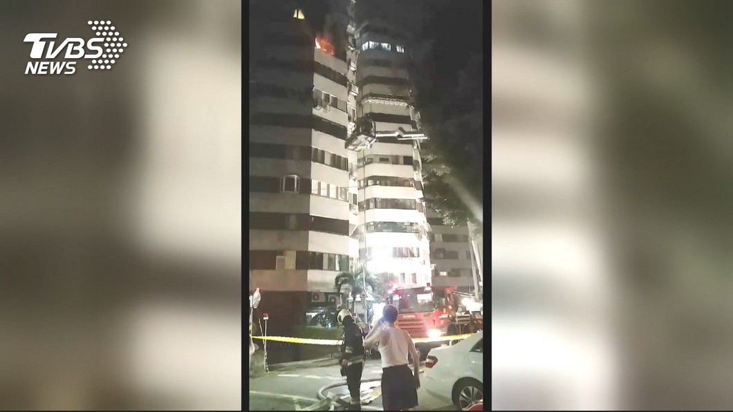 士林大樓暗夜惡火 雲梯車9樓救出2人